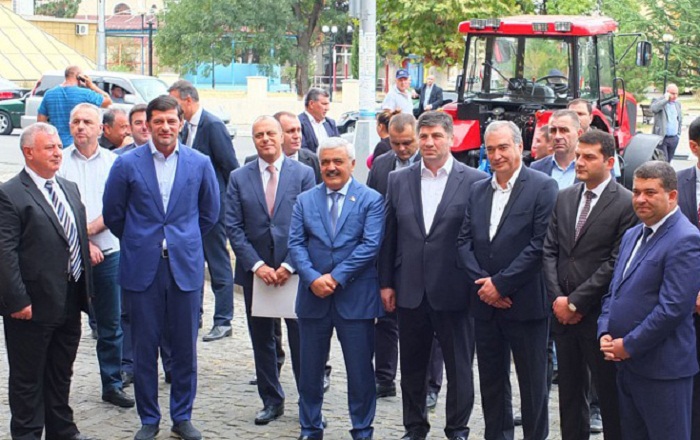 Prezidentin tapşırığı ilə Gürcüstana yeni traktorlar verilib